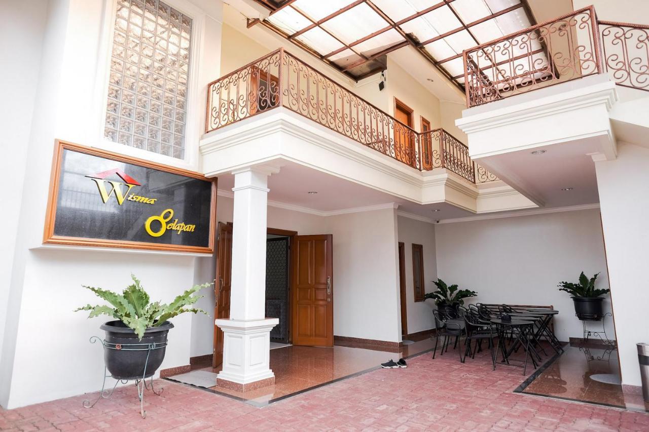 Wisma Delapan Mitra Reddoorz Джакарта Екстериор снимка