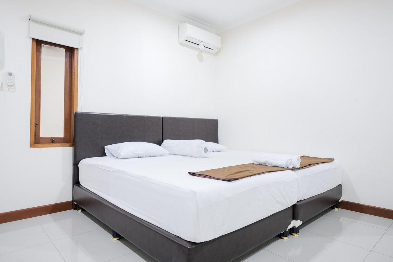 Wisma Delapan Mitra Reddoorz Джакарта Екстериор снимка