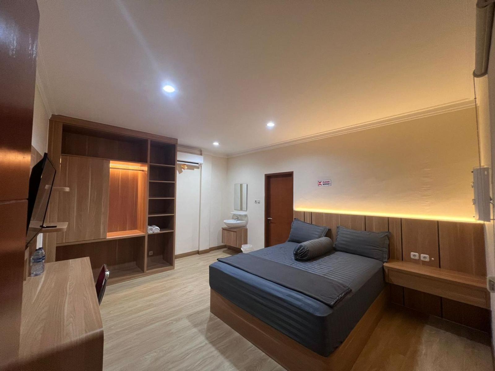 Wisma Delapan Mitra Reddoorz Джакарта Екстериор снимка